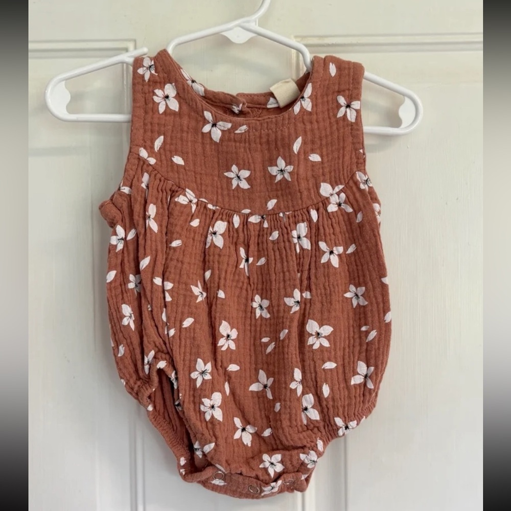 3M (70) Boutique Terracotta/white Petal muslin sleeveless romper.  In EUC!  65%